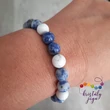 Világos szodalit 8 mm-es ásvány karkötő, howlittal