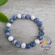 Világos szodalit 8 mm-es ásvány karkötő, howlittal