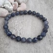Kordierit-iolit 7 mm-es fazettált ásvány karkötő