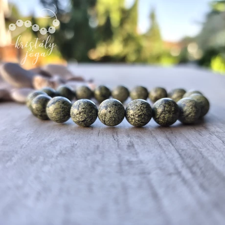 Világos nemesszerpentin 10 mm-es ásvány karkötő